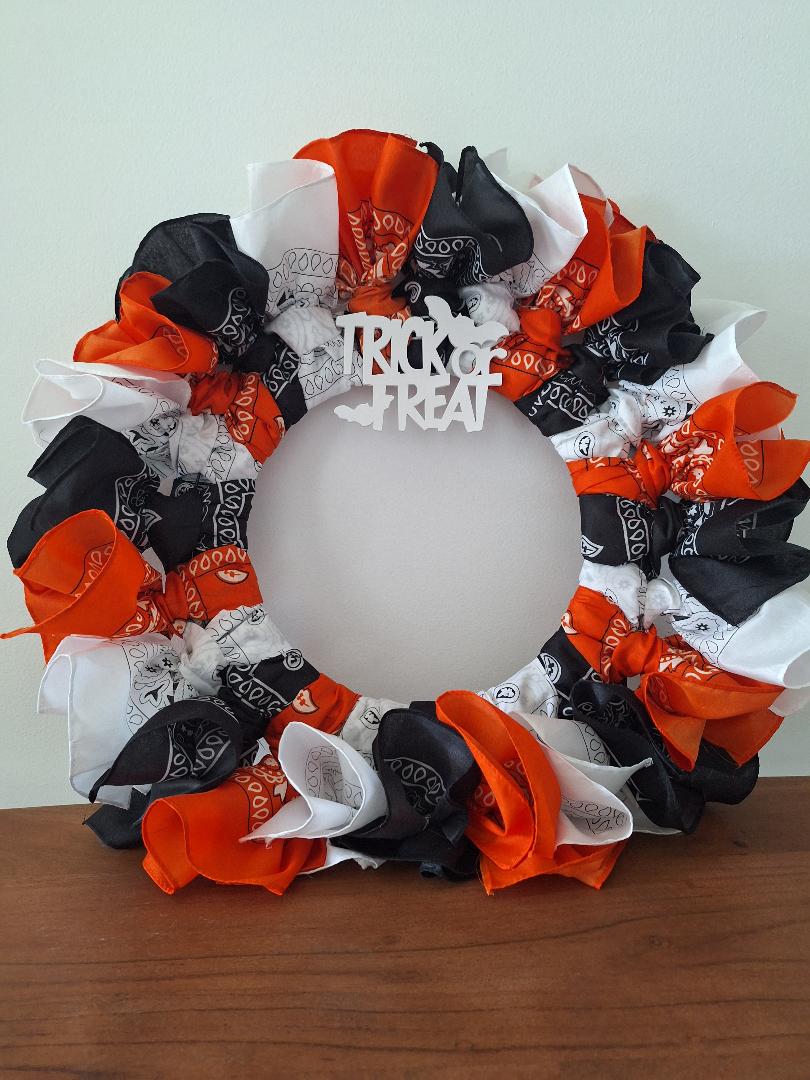 HALLOWEEN/Trick or Treat Wreath